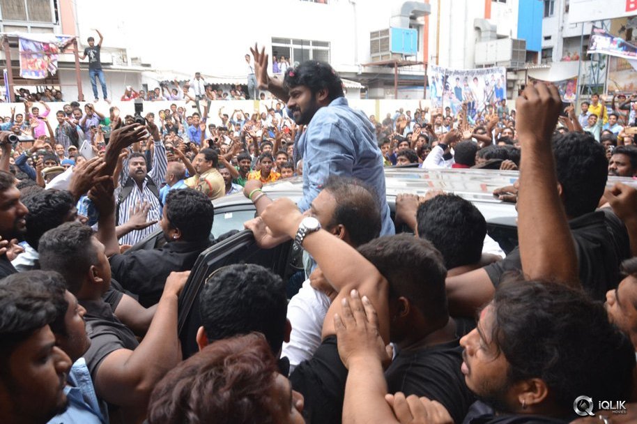 Prabhas-Watches-Baahubali-at-Sudharshan-Theatre